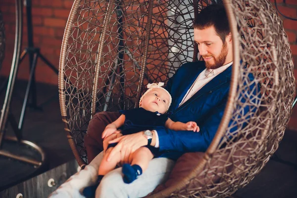 그의 작은 여자 아기와 젊은 아버지. — 스톡 사진