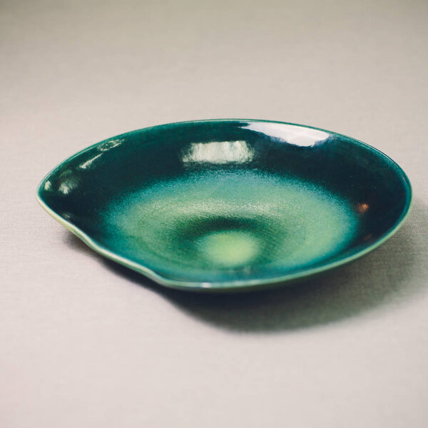 Пустой синий пластины с волнистым краем, Frilled пластины волнистым рисунком изолированы на белом фоне с отсечкой пути, вид сбоку
.