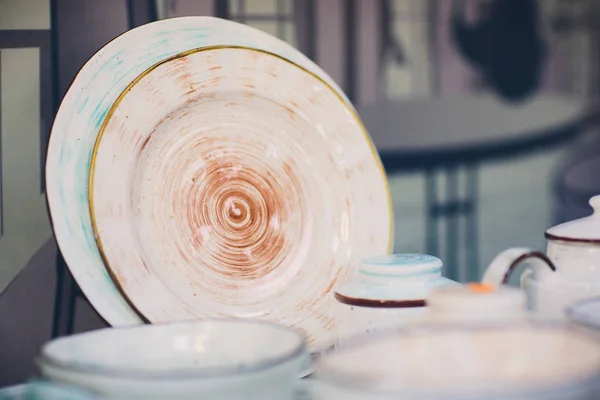 Diseñador de platos hechos a mano, platos y tazas en una boutique con estilo . —  Fotos de Stock