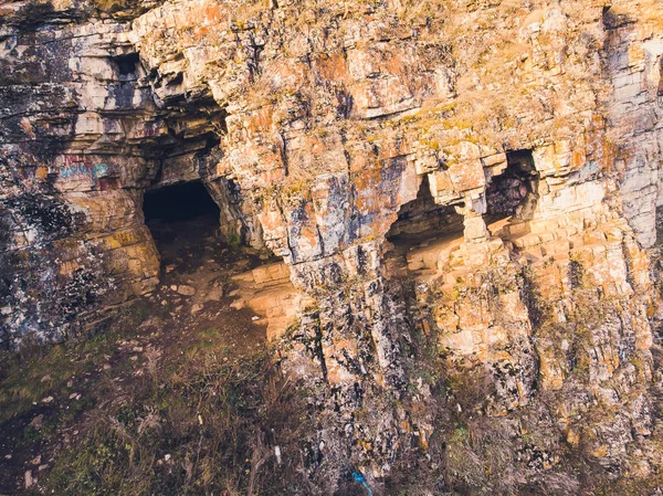 Grotte Idrisovskaïa. République de Bachkortostan Russie. mentionné dans les matériaux de Peter Simon Pallas. Se réfère aux monuments archéologiques d'importance fédérale. cachant Salavat Yulaev . — Photo