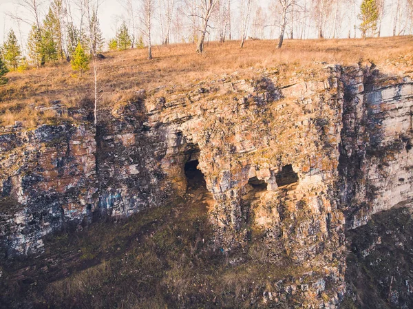 Grotte Idrisovskaïa. République de Bachkortostan Russie. mentionné dans les matériaux de Peter Simon Pallas. Se réfère aux monuments archéologiques d'importance fédérale. cachant Salavat Yulaev . — Photo