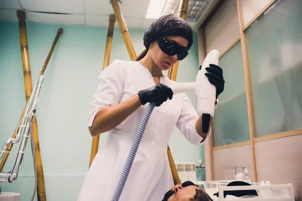 Siyah maskeli kadın prosedür karbon lazer soyarak. — Stok fotoğraf