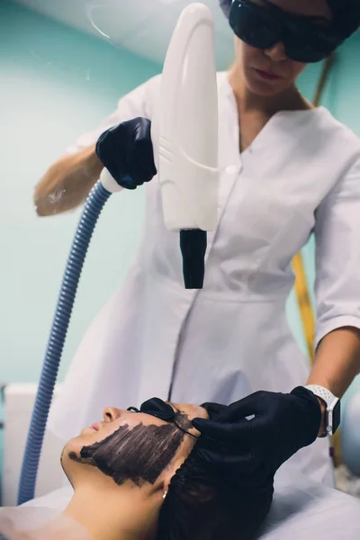 Женщина в черной маске на процедуре углеродного лазерного пилинга . — стоковое фото