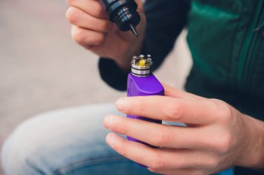 Elektronik savaş robotu mod vaping cihaz bakım. Modern Buharlaştırıcı e-cig aygıtı vape gliserin e-sıvı için. Vaper cihaz tamir Servisi. Master tel sigara için değiştirin. Ecig rapairing işlemi.
