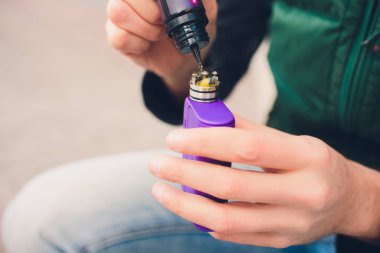 Elektronik savaş robotu mod vaping cihaz bakım. Modern Buharlaştırıcı e-cig aygıtı vape gliserin e-sıvı için. Vaper cihaz tamir Servisi. Master tel sigara için değiştirin. Ecig rapairing işlemi.