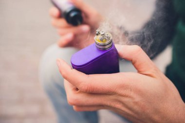 Elektronik savaş robotu mod vaping cihaz bakım. Modern Buharlaştırıcı e-cig aygıtı vape gliserin e-sıvı için. Vaper cihaz tamir Servisi. Master tel sigara için değiştirin. Ecig rapairing işlemi.