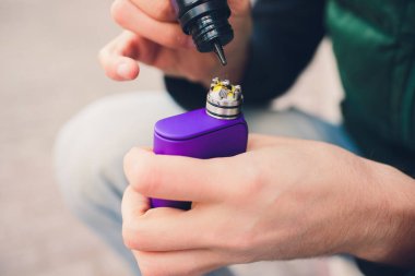 Elektronik savaş robotu mod vaping cihaz bakım. Modern Buharlaştırıcı e-cig aygıtı vape gliserin e-sıvı için. Vaper cihaz tamir Servisi. Master tel sigara için değiştirin. Ecig rapairing işlemi.