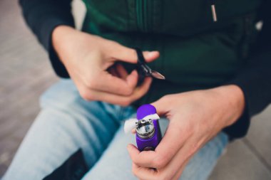 Elektronik savaş robotu mod vaping cihaz bakım. Modern Buharlaştırıcı e-cig aygıtı vape gliserin e-sıvı için. Vaper cihaz tamir Servisi. Master tel sigara için değiştirin. Ecig rapairing işlemi.