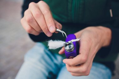 Elektronik savaş robotu mod vaping cihaz bakım. Modern Buharlaştırıcı e-cig aygıtı vape gliserin e-sıvı için. Vaper cihaz tamir Servisi. Master tel sigara için değiştirin. Ecig rapairing işlemi.
