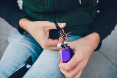 Elektronik savaş robotu mod vaping cihaz bakım. Modern Buharlaştırıcı e-cig aygıtı vape gliserin e-sıvı için. Vaper cihaz tamir Servisi. Master tel sigara için değiştirin. Ecig rapairing işlemi.