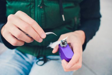 Elektronik savaş robotu mod vaping cihaz bakım. Modern Buharlaştırıcı e-cig aygıtı vape gliserin e-sıvı için. Vaper cihaz tamir Servisi. Master tel sigara için değiştirin. Ecig rapairing işlemi.
