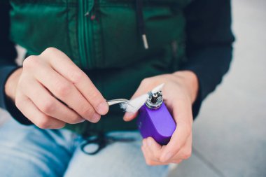 Elektronik savaş robotu mod vaping cihaz bakım. Modern Buharlaştırıcı e-cig aygıtı vape gliserin e-sıvı için. Vaper cihaz tamir Servisi. Master tel sigara için değiştirin. Ecig rapairing işlemi.