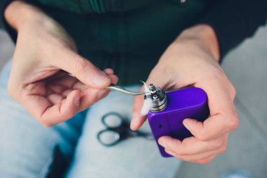 Elektronik savaş robotu mod vaping cihaz bakım. Modern Buharlaştırıcı e-cig aygıtı vape gliserin e-sıvı için. Vaper cihaz tamir Servisi. Master tel sigara için değiştirin. Ecig rapairing işlemi.