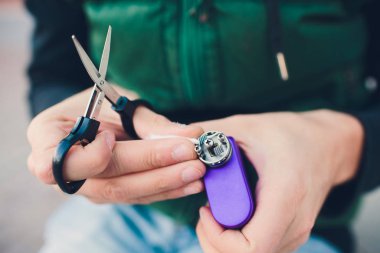 Elektronik savaş robotu mod vaping cihaz bakım. Modern Buharlaştırıcı e-cig aygıtı vape gliserin e-sıvı için. Vaper cihaz tamir Servisi. Master tel sigara için değiştirin. Ecig rapairing işlemi.