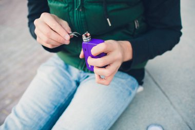 Elektronik savaş robotu mod vaping cihaz bakım. Modern Buharlaştırıcı e-cig aygıtı vape gliserin e-sıvı için. Vaper cihaz tamir Servisi. Master tel sigara için değiştirin. Ecig rapairing işlemi.