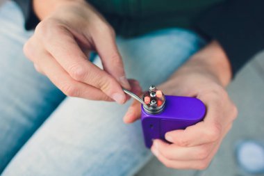 Elektronik savaş robotu mod vaping cihaz bakım. Modern Buharlaştırıcı e-cig aygıtı vape gliserin e-sıvı için. Vaper cihaz tamir Servisi. Master tel sigara için değiştirin. Ecig rapairing işlemi.