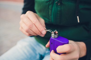 Elektronik savaş robotu mod vaping cihaz bakım. Modern Buharlaştırıcı e-cig aygıtı vape gliserin e-sıvı için. Vaper cihaz tamir Servisi. Master tel sigara için değiştirin. Ecig rapairing işlemi.