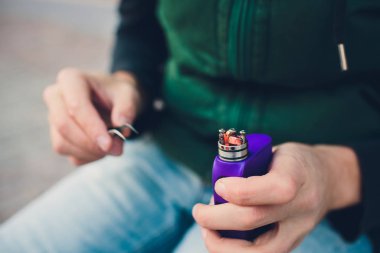 Elektronik savaş robotu mod vaping cihaz bakım. Modern Buharlaştırıcı e-cig aygıtı vape gliserin e-sıvı için. Vaper cihaz tamir Servisi. Master tel sigara için değiştirin. Ecig rapairing işlemi.