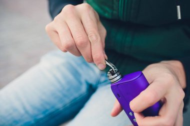 Elektronik savaş robotu mod vaping cihaz bakım. Modern Buharlaştırıcı e-cig aygıtı vape gliserin e-sıvı için. Vaper cihaz tamir Servisi. Master tel sigara için değiştirin. Ecig rapairing işlemi.
