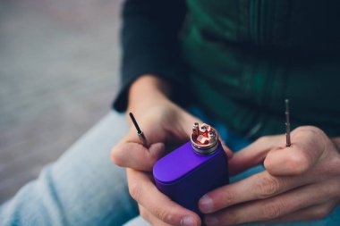 Elektronik savaş robotu mod vaping cihaz bakım. Modern Buharlaştırıcı e-cig aygıtı vape gliserin e-sıvı için. Vaper cihaz tamir Servisi. Master tel sigara için değiştirin. Ecig rapairing işlemi.