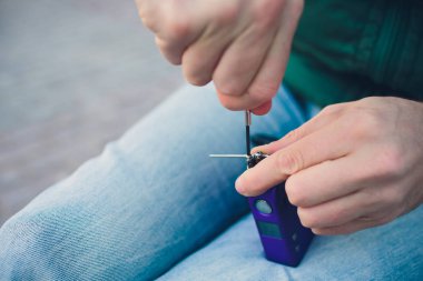 Elektronik savaş robotu mod vaping cihaz bakım. Modern Buharlaştırıcı e-cig aygıtı vape gliserin e-sıvı için. Vaper cihaz tamir Servisi. Master tel sigara için değiştirin. Ecig rapairing işlemi.