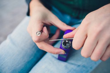 Elektronik savaş robotu mod vaping cihaz bakım. Modern Buharlaştırıcı e-cig aygıtı vape gliserin e-sıvı için. Vaper cihaz tamir Servisi. Master tel sigara için değiştirin. Ecig rapairing işlemi.