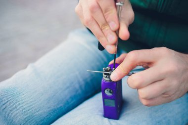 Elektronik savaş robotu mod vaping cihaz bakım. Modern Buharlaştırıcı e-cig aygıtı vape gliserin e-sıvı için. Vaper cihaz tamir Servisi. Master tel sigara için değiştirin. Ecig rapairing işlemi.