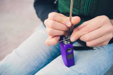 Elektronik savaş robotu mod vaping cihaz bakım. Modern Buharlaştırıcı e-cig aygıtı vape gliserin e-sıvı için. Vaper cihaz tamir Servisi. Master tel sigara için değiştirin. Ecig rapairing işlemi.