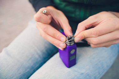 Elektronik savaş robotu mod vaping cihaz bakım. Modern Buharlaştırıcı e-cig aygıtı vape gliserin e-sıvı için. Vaper cihaz tamir Servisi. Master tel sigara için değiştirin. Ecig rapairing işlemi.