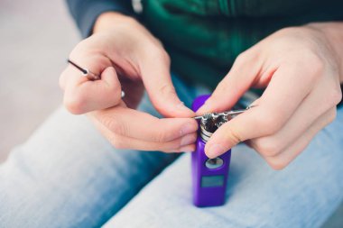 Elektronik savaş robotu mod vaping cihaz bakım. Modern Buharlaştırıcı e-cig aygıtı vape gliserin e-sıvı için. Vaper cihaz tamir Servisi. Master tel sigara için değiştirin. Ecig rapairing işlemi.