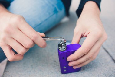 Elektronik savaş robotu mod vaping cihaz bakım. Modern Buharlaştırıcı e-cig aygıtı vape gliserin e-sıvı için. Vaper cihaz tamir Servisi. Master tel sigara için değiştirin. Ecig rapairing işlemi.