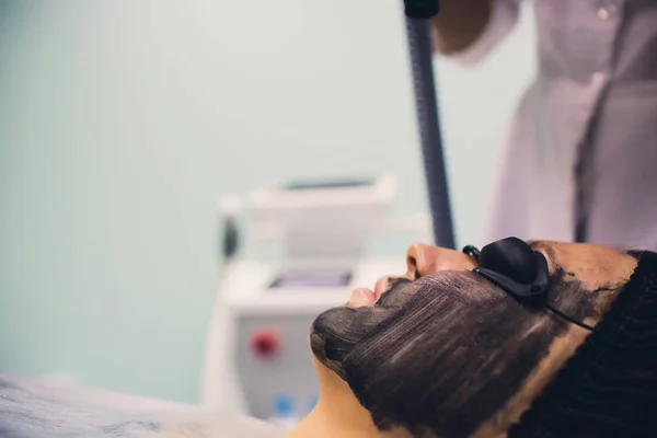 Wanita bertopeng hitam pada prosedur karbon laser mengupas . — Stok Foto