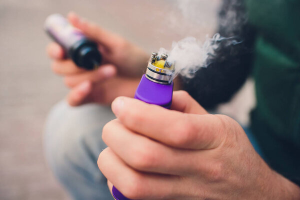 Maintenance of electronic mech mod vaping device.Modern vaporizer e-cig gadget to vape glycerin e-liquid.Vaper device repair service.Master replace wire for smoking.Ecig rapairing process.