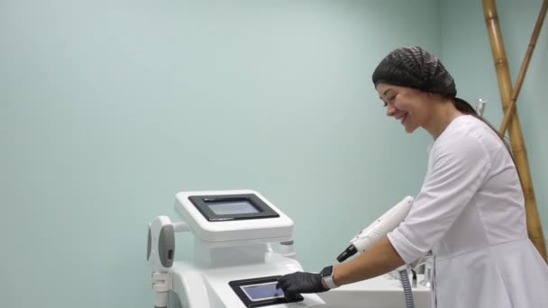 Vrouw in zwart masker op procedure carbon laser peeling. — Stockvideo