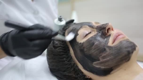 Woman in black mask on procedure carbon laser peeling. — Stock Video