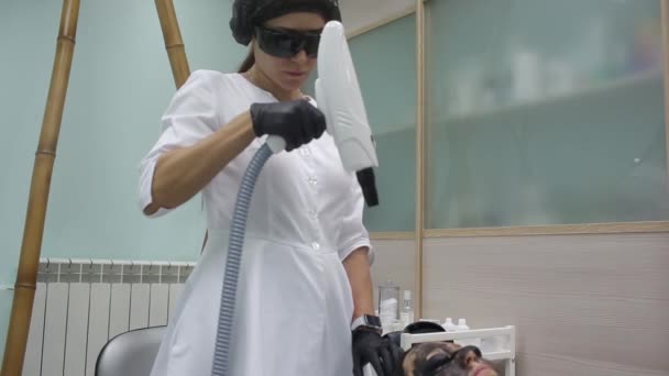 Frau mit schwarzer Maske beim Carbon-Laser-Peeling. — Stockvideo