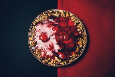 Siyah ve kırmızı arkaplanda izole edilmiş meyveli turta..