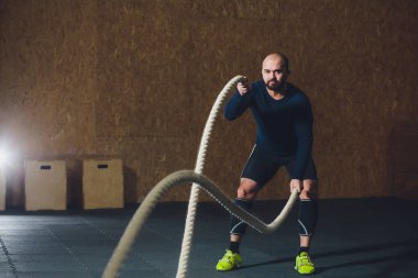 Çapraz uygun eğitim. Savaş ipleri vasıl jimnastik salonu ile çalışma dışarı adam.