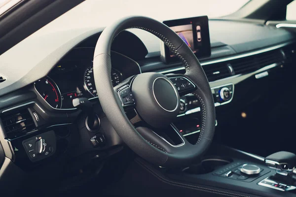 Vista interior del coche con salón negro . — Foto de Stock