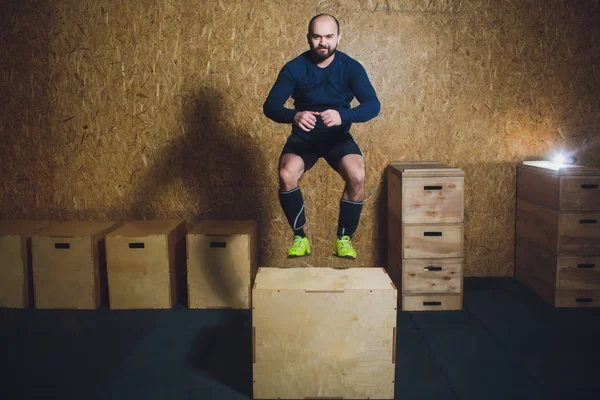 상자 점프에 그의 시체를 밖으로 노력 하는 스포츠맨의 사진. — 스톡 사진