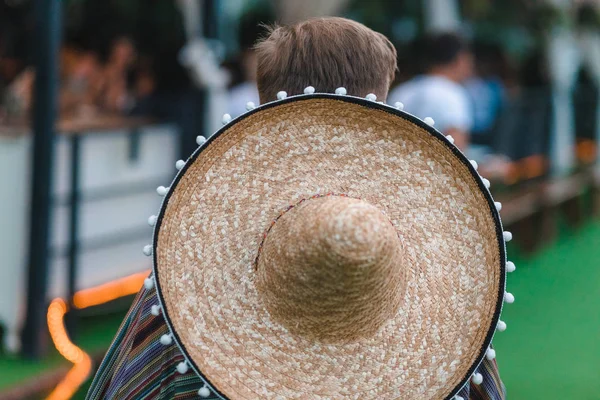 Meksykanin w kapeluszu na plecach.. — Zdjęcie stockowe
