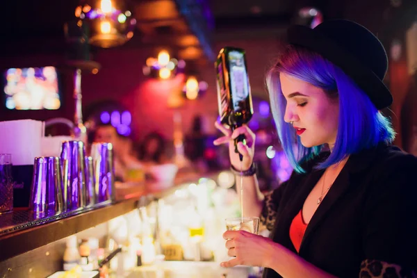 Cantinera haciendo cóctel usando Shaker en el pub . — Foto de Stock