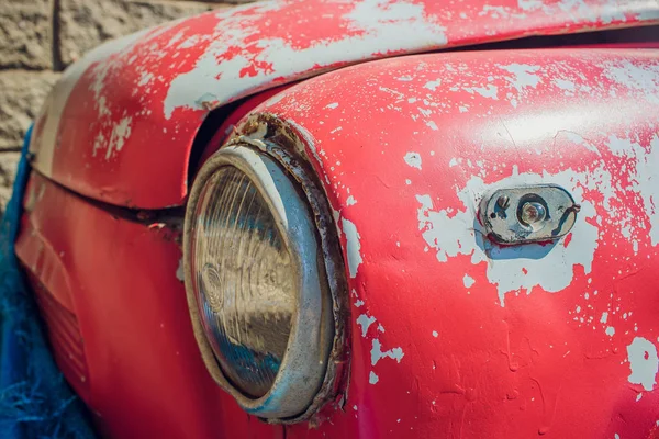 Detalj av den främre strålkastaren av en gammal bil i garage. — Stockfoto