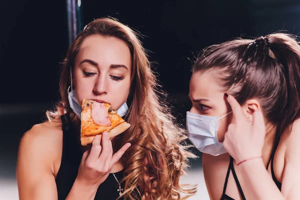 Ik heb een allergie. medisch masker. jonge vrouw die pizza eet. — Stockfoto