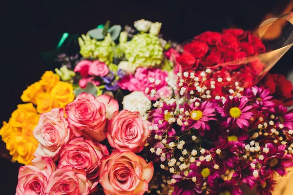 Blumenstrauß sorgt für Dekoration zu Hause. — Stockfoto