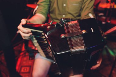 Müzisyen akordeon yakın plan klubünü çalar..
