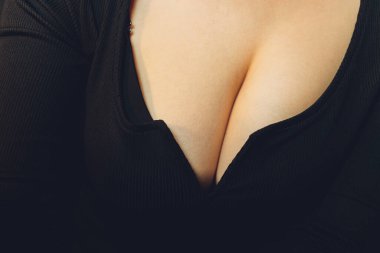 siyah kısa süveter ve yaka kadın göğsü..