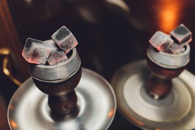 Sigara içmek için nargile kömürü ve doğal ışıklandırmada eğlence..