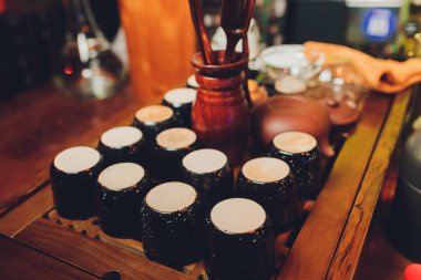 Geleneksel Çin çay seremonisi, siyah frenk üzümü, meyve çayı ve sağlıklı yemek. İnsansız fotoğraf.