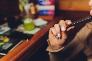 POD veya ultra-taşınabilir sistem vape en yeni elektronik sigara teknolojisidir. POD vape beyaz arkaplan üzerinde izole edilmiştir.